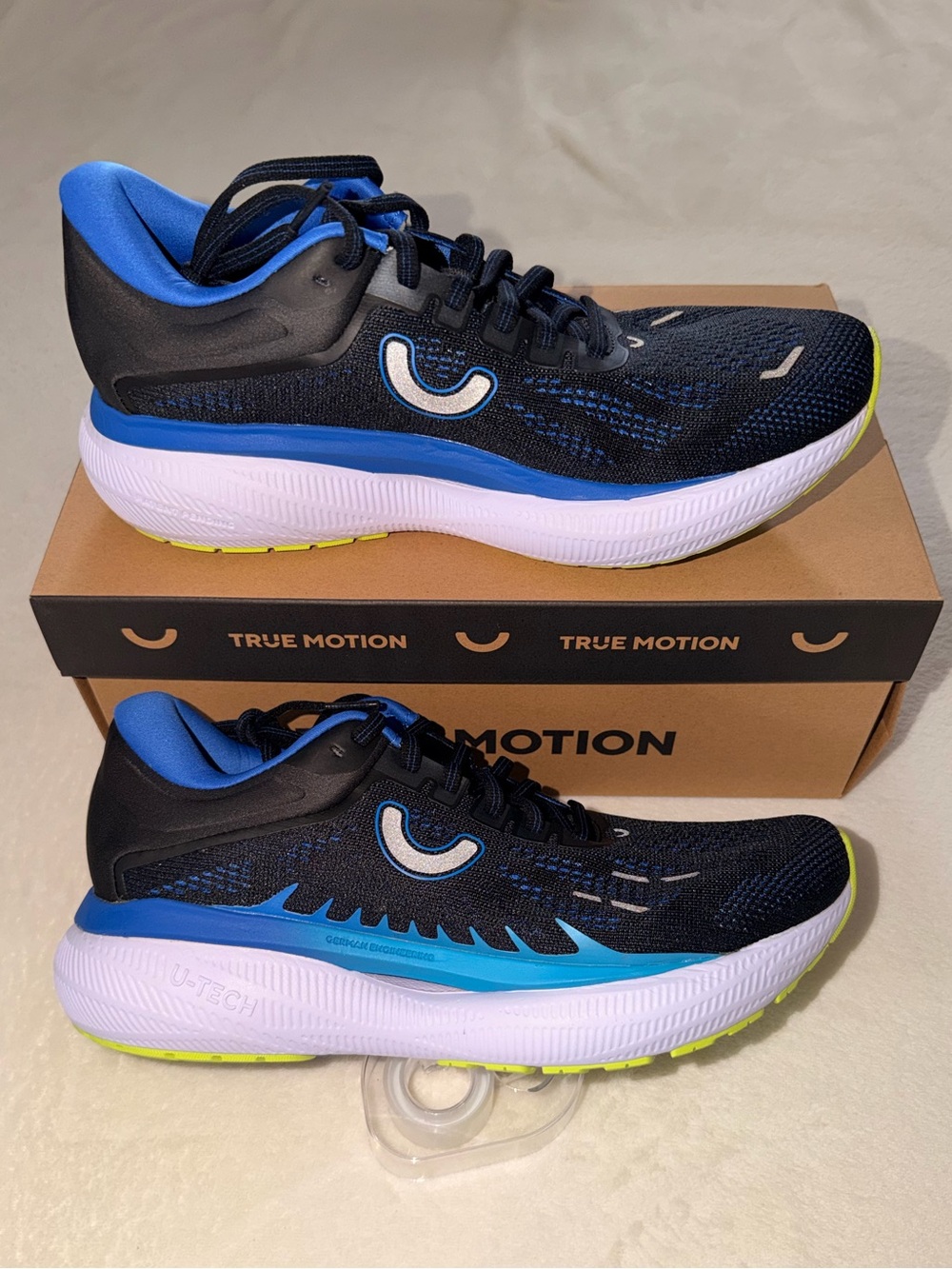 True Motion U-Tech Aion Running Shoes Men’s 7/Women’s 8.5 Black Blue Neon NIB
